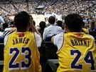 Fandové v anghaji sledují nástup hrá LA Lakers a Brooklynu, proti LeBronü...