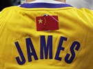 ínský fanouek LeBrona Jamese pelepil logo náhle nenávidné a kritizované NBA.