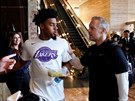 Quinn Cook z Los Angeles Lakers s atletickým trenérem v hotelu ped pípravným...