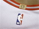 Na dresy Toronto Raptors pibyla cedulka odkazující k titulu v NBA.