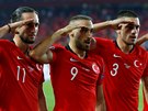 Turetí fotbalisté oslavují gól proti Albánii. Salutují armád, která vstoupila...