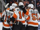 Hokejisté Philadelphia Flyers oslavují trefu proti Edmonton Oilers.