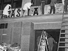 Studenti v noci polepili budovu Krajskho vboru KS v Plzni. Psal se rok 1989.