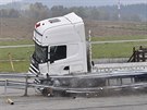 Dálkov ízený nákladní automobil jedoucí rychlostí 80 kilometr za hodinu...