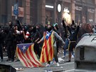 Policie tvrd zasáhla proti demonstrantm v Barcelon (18. íjna 2019)