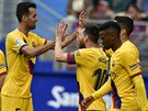 Fotbalisté Barcelony se radují z druhého ze tí gól na hiti Eibaru. Vstelil...