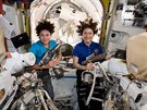 Astronautky Jessica Meirová a Christina Kochová (zleva) v pátek opravují...