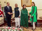 Britský princ William, pákistánský prezident Arif Alvi, první dáma Samina a...