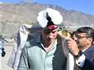Princ William na návtv Pákistánu dostal tradiní kabát a klobouk (itrál,...