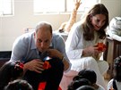 Princ William a vévodkyn Kate navtívili Dtskou SOS vesniku v Pandábu...