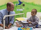 Princ William a ptiletý onkologický pacient Muhammed Sameer v nemocnici...