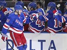 Kaapo Kakko slaví se spoluhrái z New York Rangers svj první gól v NHL