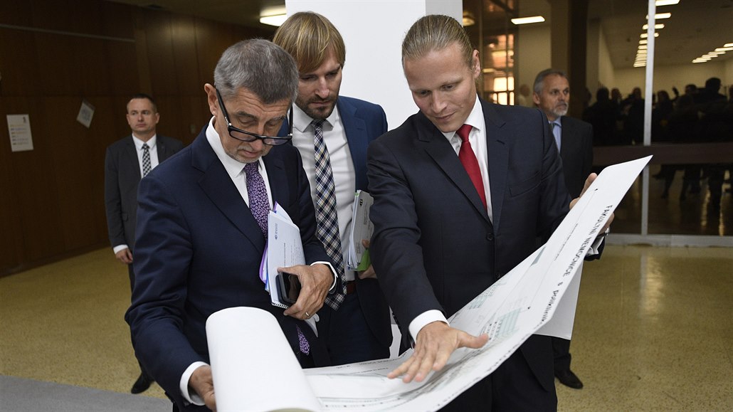 Předseda vlády Andrej Babiš společně s ministrem zdravotnictví Adamem Vojtěchem...