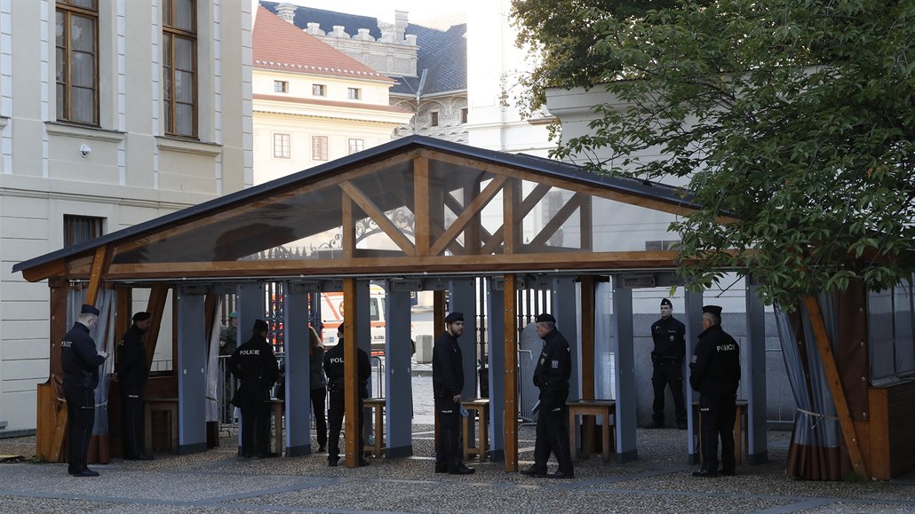Bezpe�nostní rámy u vstupu na Pra�ský hrad �ekají v sobotu 12. �íjna 2019 ráno...