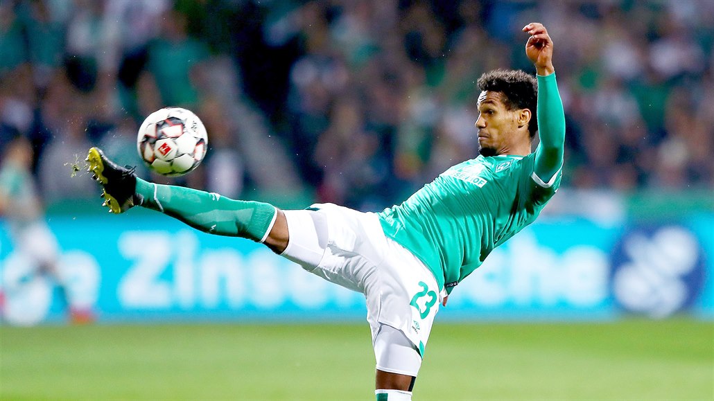 Fotbalista Werderu Brémy Theodor Gebre Selassie pi utkání DFB Cupu proti...