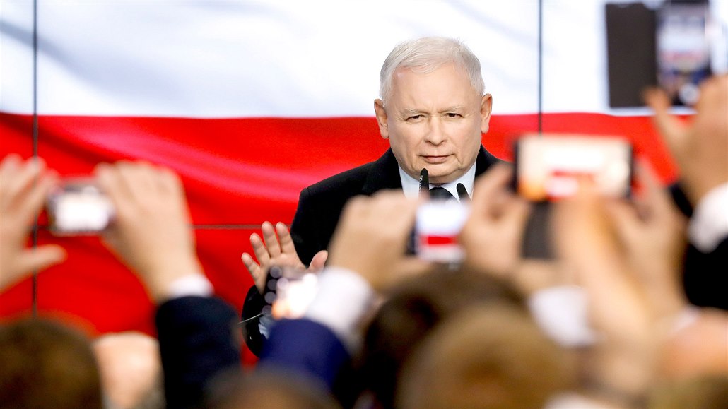 Šéf vládní strany Právo a spravedlnost (PiS) Jaroslaw Kaczyński ve štábu po...