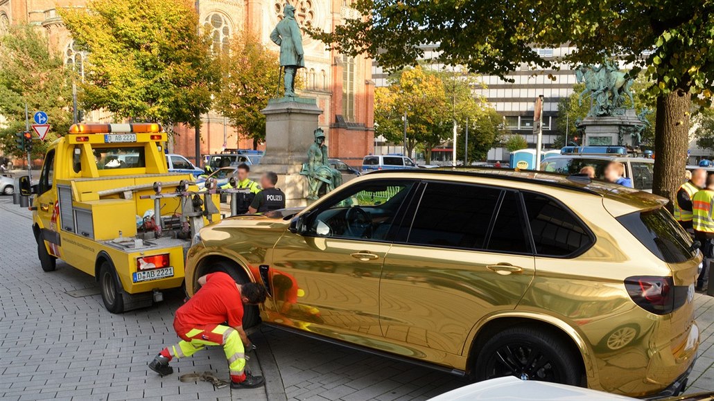 Německý řidič má auto tak zlaté, že mu v něm policie zakázala jezdit. (13....
