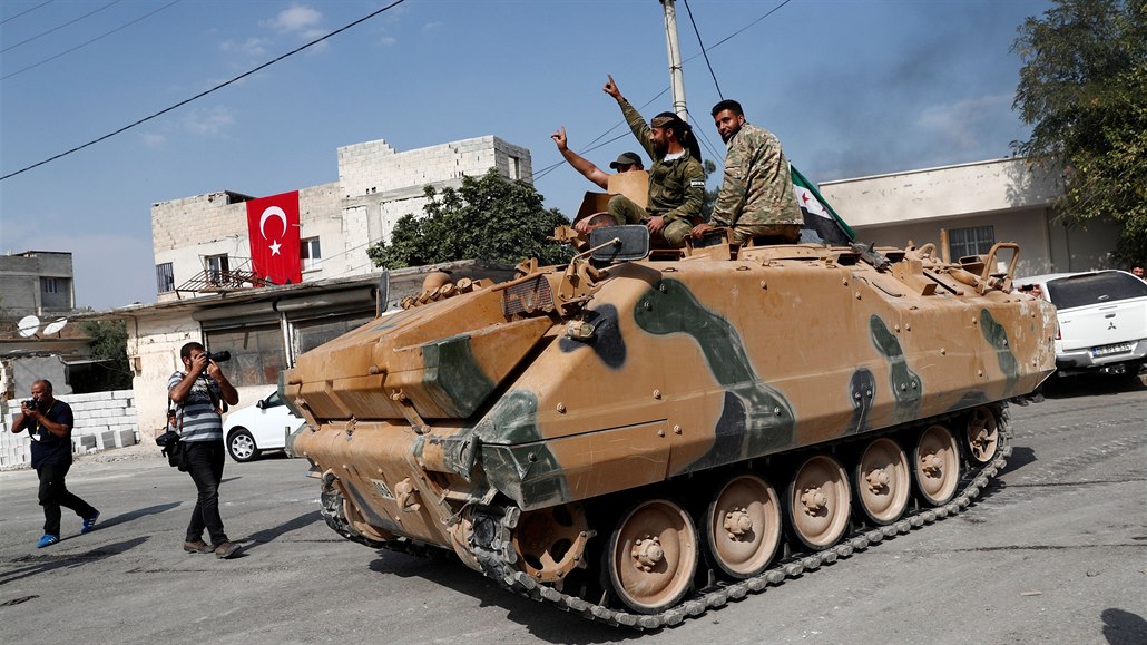 Turečtí spojenci ze Syrské svobodné armády v tureckém příhraničním městě...