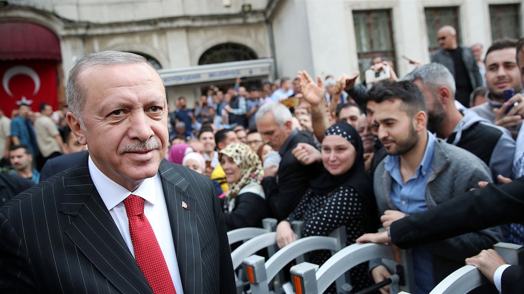 Turecký prezident Recep Tayyip Erdogan po pátečních modlitbách v jedné z...