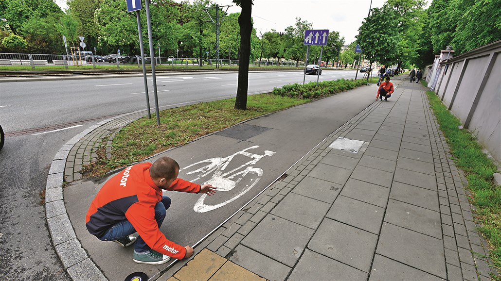 idi vidí cyklostezku a ti metry ped ní, poítáno od okraje komunikace....