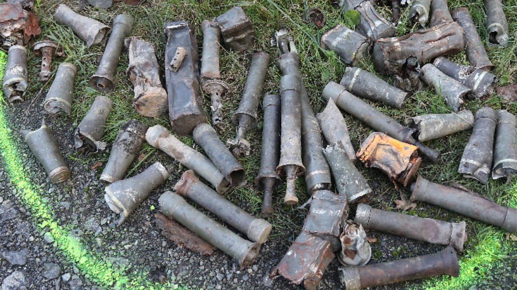 Policisté a pyrotechnici �istili od rozmetané munice okolí druhého vybuchlého...