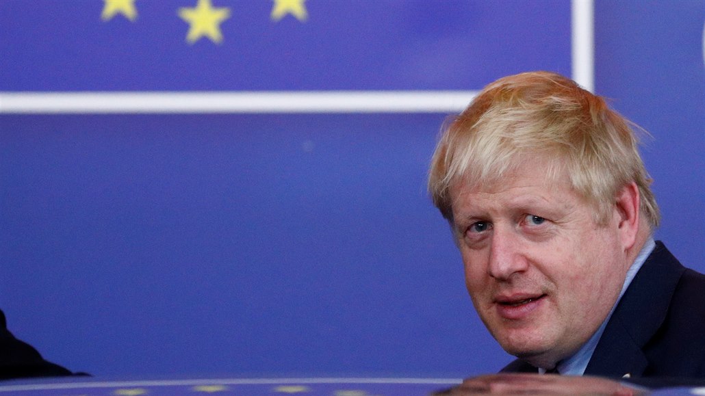 Britský premiér Boris Johnson opouští summit EU, kde se dohodl na nové formě...