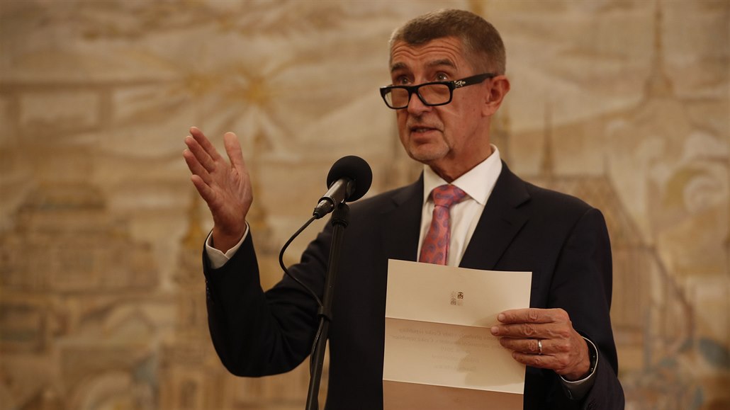 P�edseda vlády �R Andrej Babi� (ANO) spole�n� s dal�ími ministry ud�lil v...