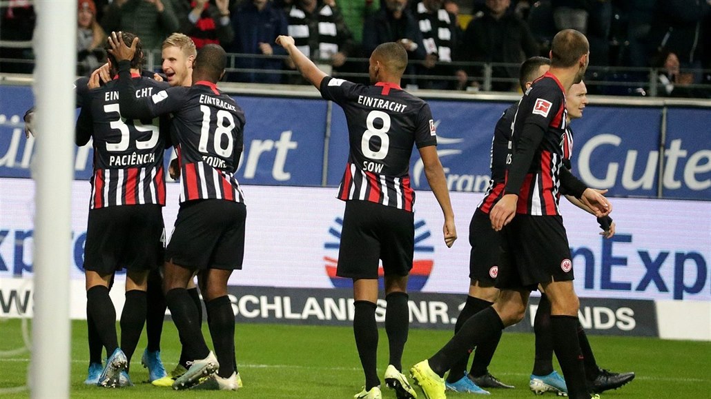 Fotbalisté Frankfurtu nepustili Leverkusen do čela německé ligy