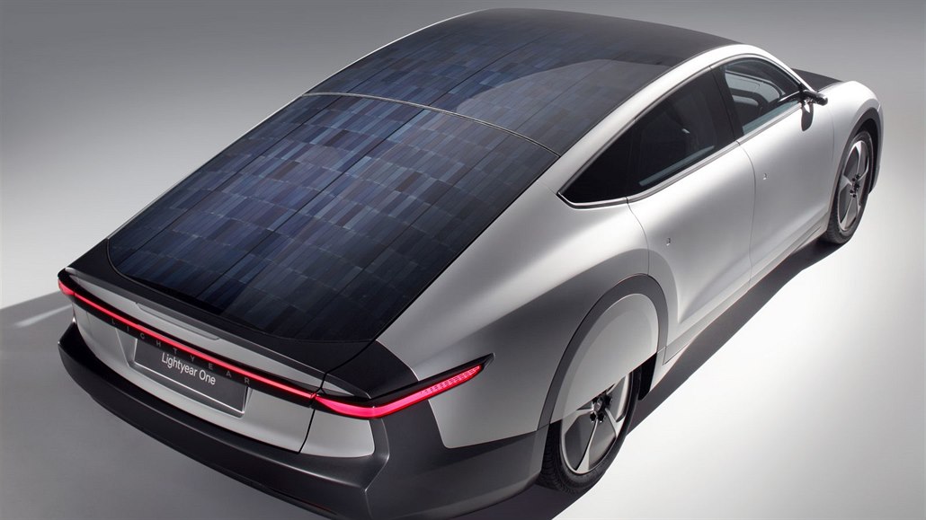 Návrat solárních panelů. Nové elektromobily se jimi budou dobíjet