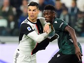 Cristiano Ronaldo (vlevo) z Juventusu a Ibrahima Mbaye z Bologni.