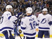 Victor Hedman, Ondej Palt a Alex Killorn (zleva) slav gl Tampy.