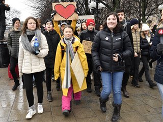 Švédská ekologická aktivistka Greta Thunbergová se svou sestrou Beatou...