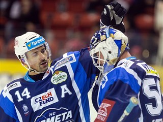 Tomáš Plekanec z Brna (vlevo) se raduje z vítězství nad Olomoucí společně s...