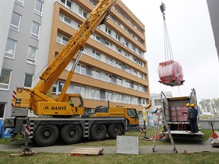 Stěhování tak velkého a těžkého přístroje, jakým je nová magnetická rezonance,...