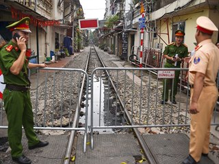 Úřady nechaly zavřít nejslavnější hanojskou ulici, kterou projížděl vlak....