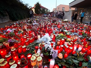 Svíčky před vilou zesnulého zpěváka Karla Gotta na pražské Bertramce. (13....
