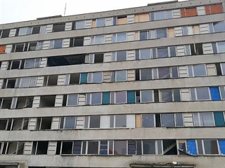 Zdevastovaný panelák chce Most poslat co nejdříve k zemi