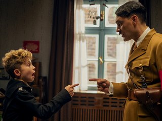Roman Griffin Davis a Taika Waititi ve filmu Králíček Jojo