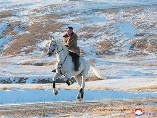 Severokorejský vůdce Kim Čong-un jede na bílém koni na nejvyšší hoře Severní...
