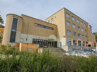 Součástí budovy je i sál, kde dříve zpívali Matuška nebo Vondráčková.