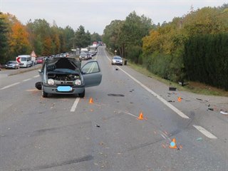 Řidička odbočovala vlevo a motorkář jedoucí ve stejném směru narazil do zadní...