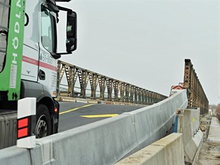 Přes hráz na novomlýnských nádržích zatím jezdí řidiči po provizorním mostě....