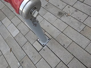 Zásobovači vyvrácený hydrant na třídě Míru postavili nazpět. Zřejmě se...