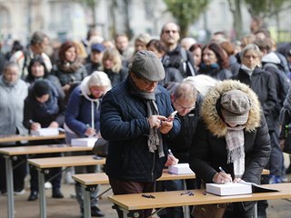 Lidé před Žofínem podepisují kondolenční knihy. (11. října 2019)