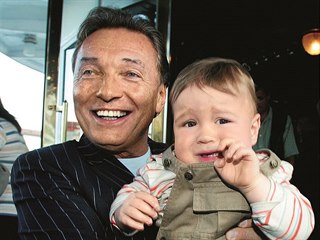 Karel mi křtil knížku o Heleně Vondráčkové a můj synovec Jonáš se tam...