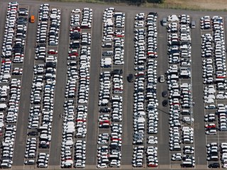 Továrna na automobily, parkoviště - ilustrační foto