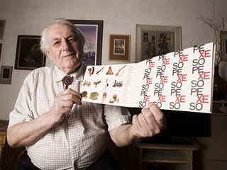 Výtvarník a vynálezce oblíbené hry PEXESO Zdeněk Princ. Na snímku s pexesem s...