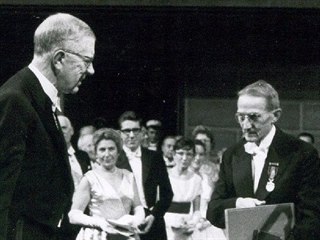 Jaroslav Heyrovský přebírá Nobelovu cenu od švédského krále Gustava Adolfa VI.