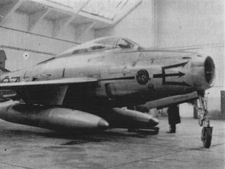 Fotografie F-84 F trupového čísla 6-37 pořízené v hangáru v Hradci Králové