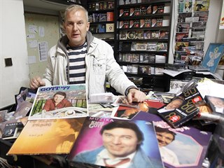 Hynek Gerbrich prodává hudební nosiče v centru Jihlavy už více než pětadvacet...